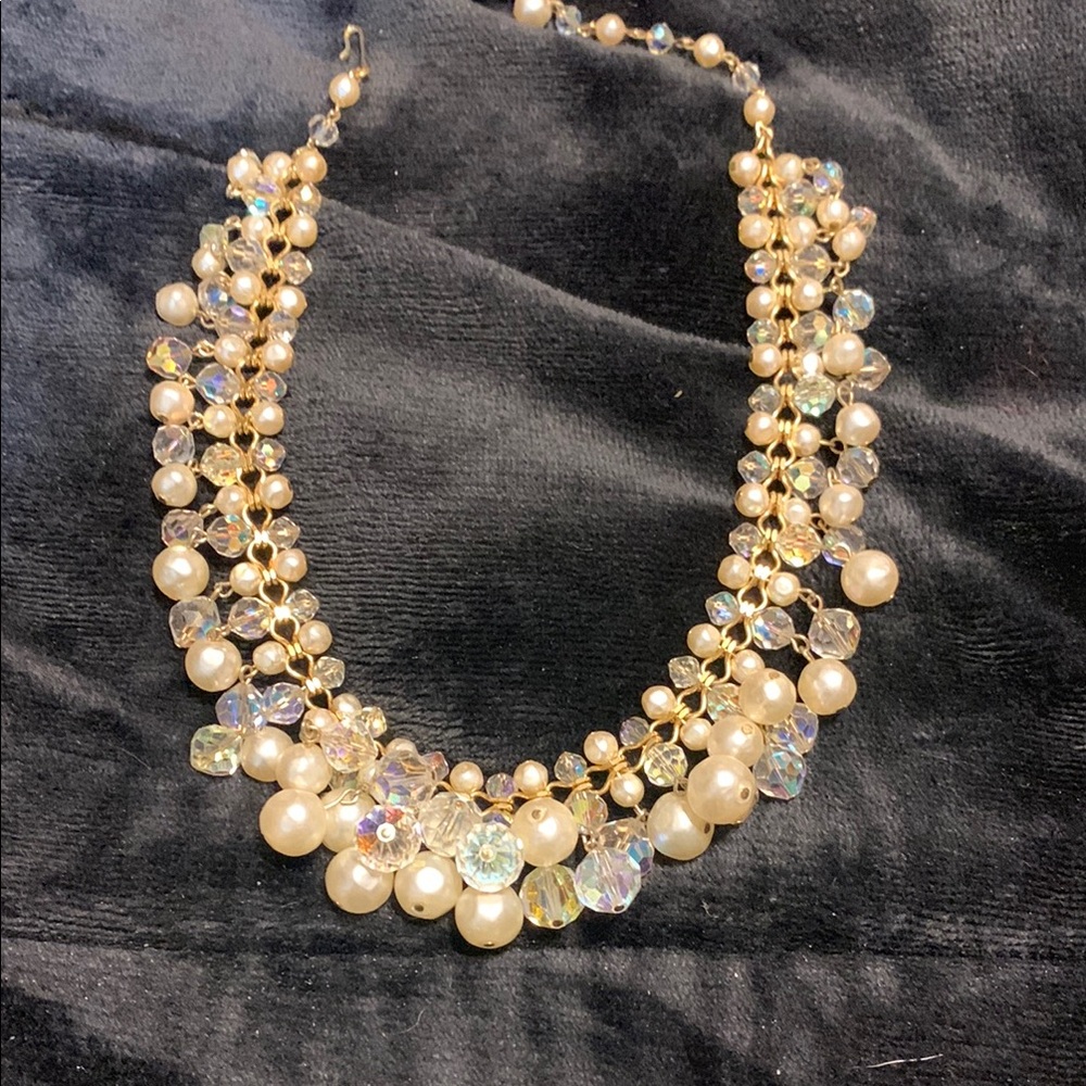 Elegant Gold and Pearl Necklace